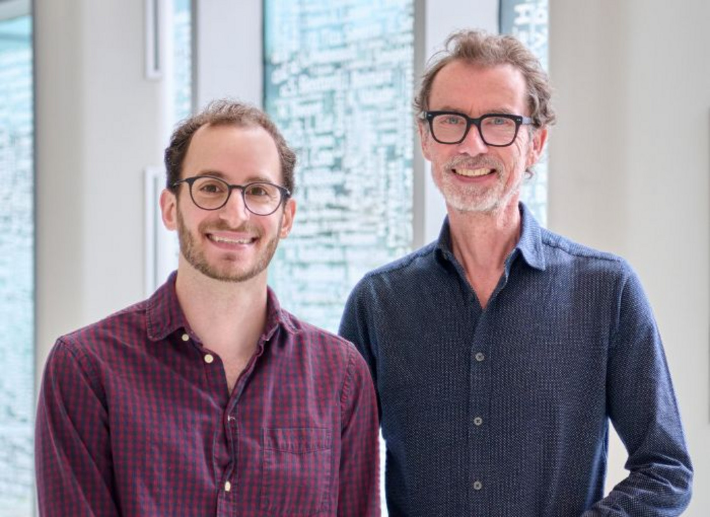 Tomas Paus, à droite, accompagné de Daniel Vosberg, stagiaire postdoctoral et premier auteur de l'article.