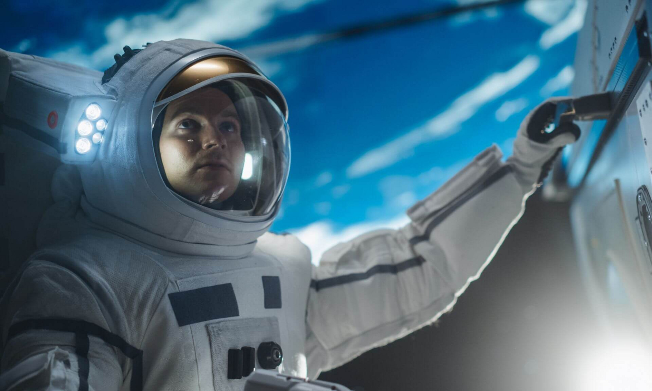 En microgravité, les fluides corporels se redistribuent dans le corps. Sur Terre, la pression sanguine est élevée dans les pieds et basse dans la tête. Dans l'espace, cette pression s'équilibre, créant une accumulation de liquide dans la tête qui exerce une pression sur les structures oculaires.