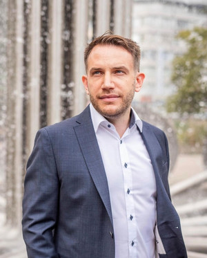 Björn Benneke, professeur à l'Université de Montréal et chercheur à l'iREx, est un membre clé de l'équipe qui a découvert la première signature définitive de dioxyde de carbone dans l'atmosphère d'une exoplanète. Björn Benneke, professeur à l'Université de Montréal et chercheur à l'iREx