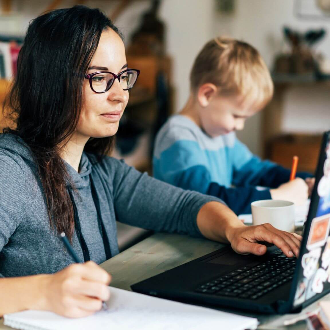 Porter à la fois le rôle de parent et celui d’étudiant est un défi que relèvent plusieurs membres de la communauté étudiante de l’Université de Montréal.