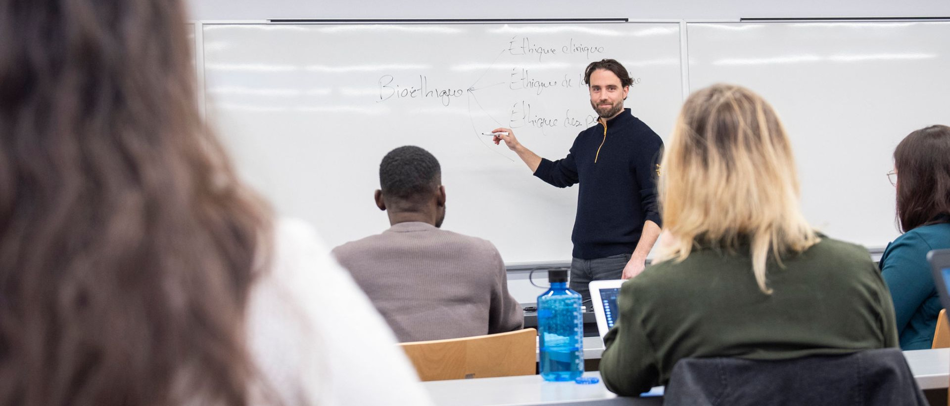 Établir une bonne relation pédagogique n'est pas une affaire de charisme ou d'extraversion naturelle: cela relève avant tout de la pédagogie – un ensemble de stratégies, d'attitudes et de routines qui s'apprennent et peuvent être reproduites.