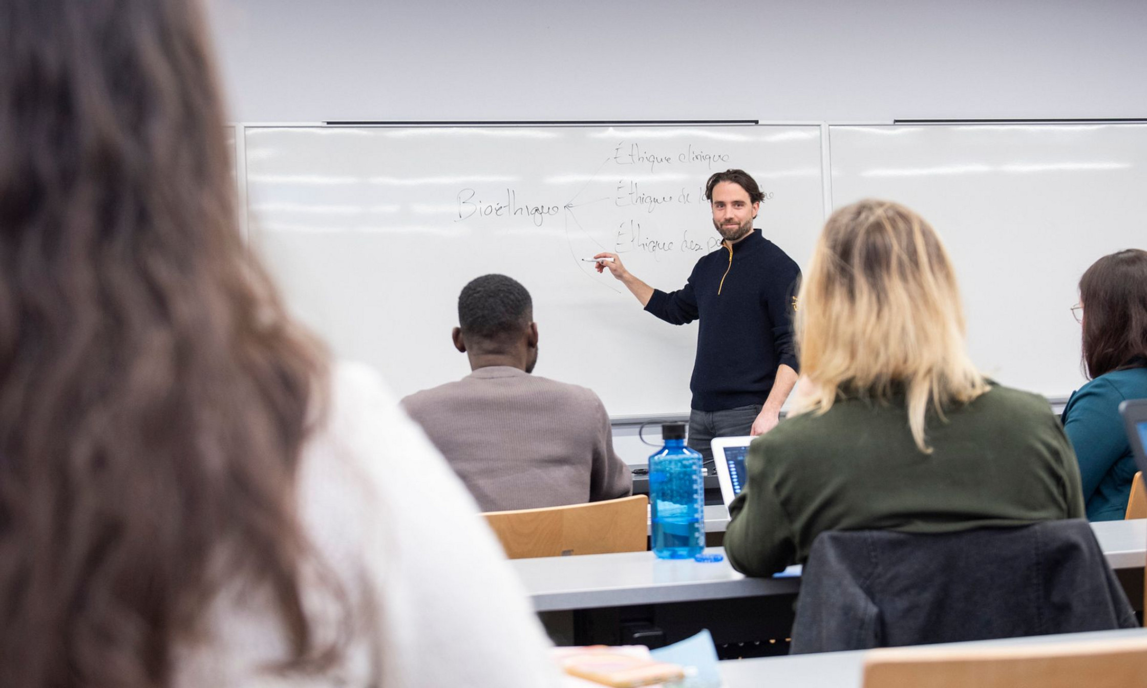 Établir une bonne relation pédagogique n'est pas une affaire de charisme ou d'extraversion naturelle: cela relève avant tout de la pédagogie – un ensemble de stratégies, d'attitudes et de routines qui s'apprennent et peuvent être reproduites.