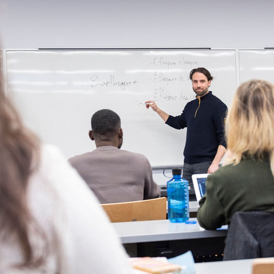 Établir une bonne relation pédagogique n'est pas une affaire de charisme ou d'extraversion naturelle: cela relève avant tout de la pédagogie – un ensemble de stratégies, d'attitudes et de routines qui s'apprennent et peuvent être reproduites.