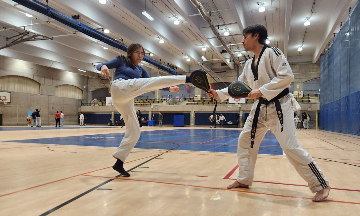 Une jeune de Wemotaci avec l’animateur à Cap campus Marc-Antoine Bouchard-Racine, lors de l’activité de taekwondo