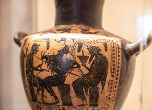 Un vase, d’inspiration funéraire, représente Dionysos.