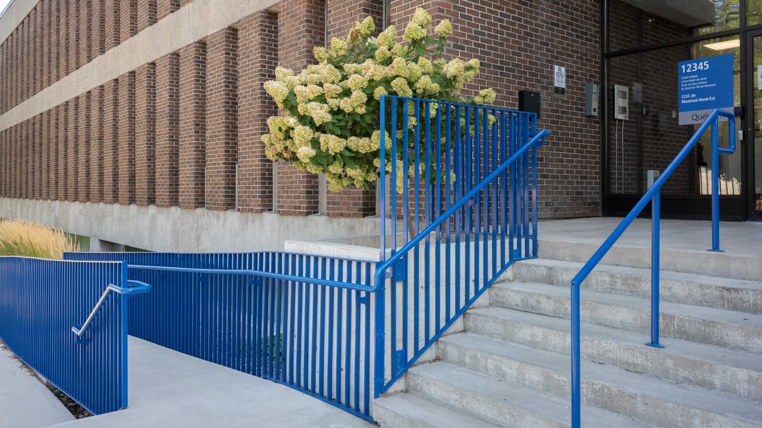 Le CLSC offre des soins de première ligne et compte des cliniques d’optométrie et de dentisterie en réponse directe aux besoins de la communauté.