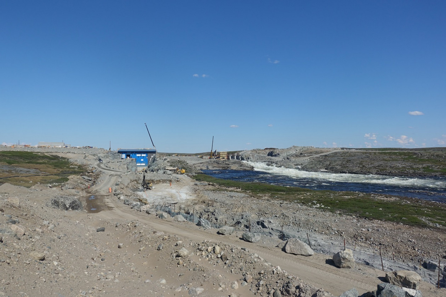 Le futur barrage d’Inukjuak, installé au fil de l’eau de la rivière Innuksuac.