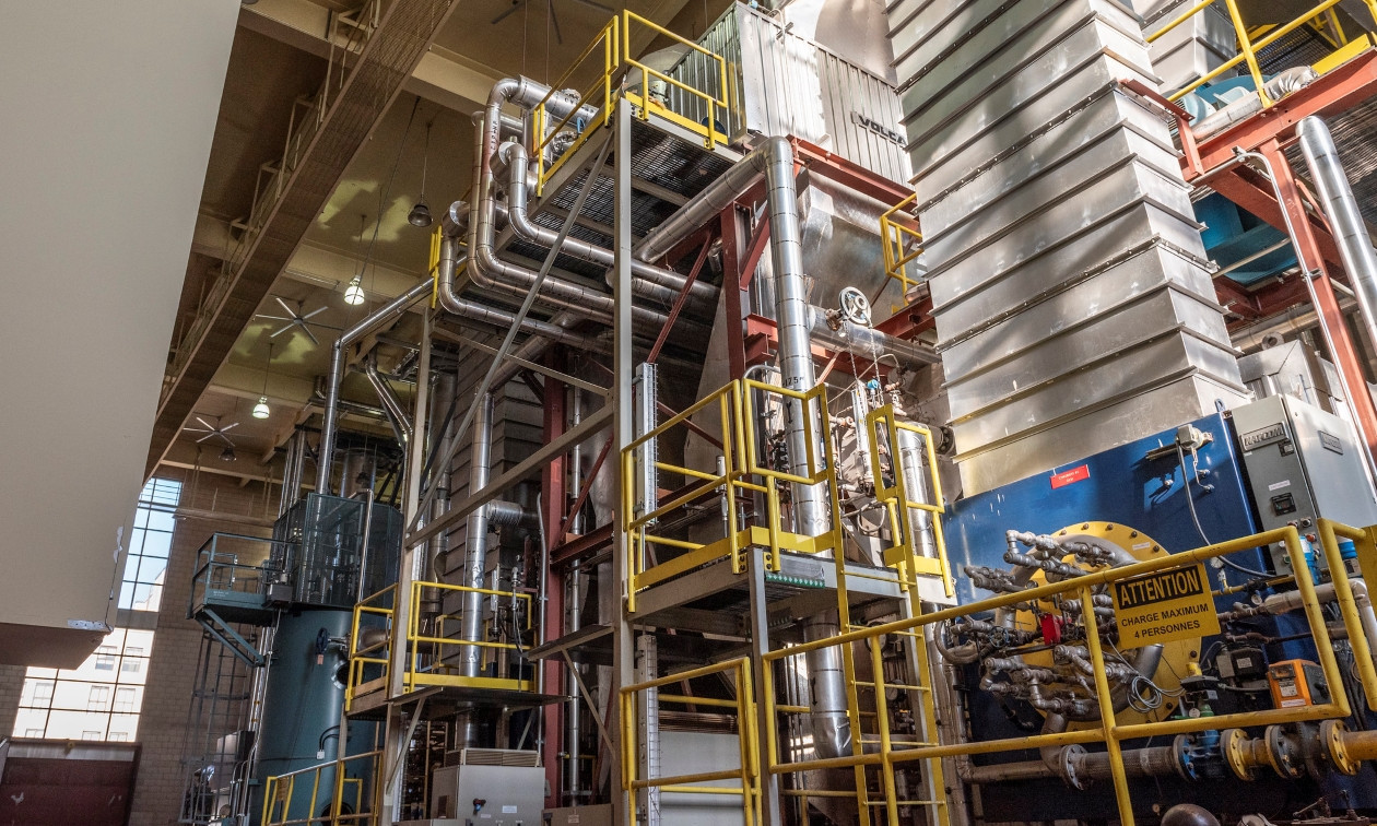 Deux immenses chaudières qui seront éventuellement démolies pour être remplacées par neuf nouvelles chaudières, ce qui réduira les émissions de GES et entraînera une déclassification de la centrale.