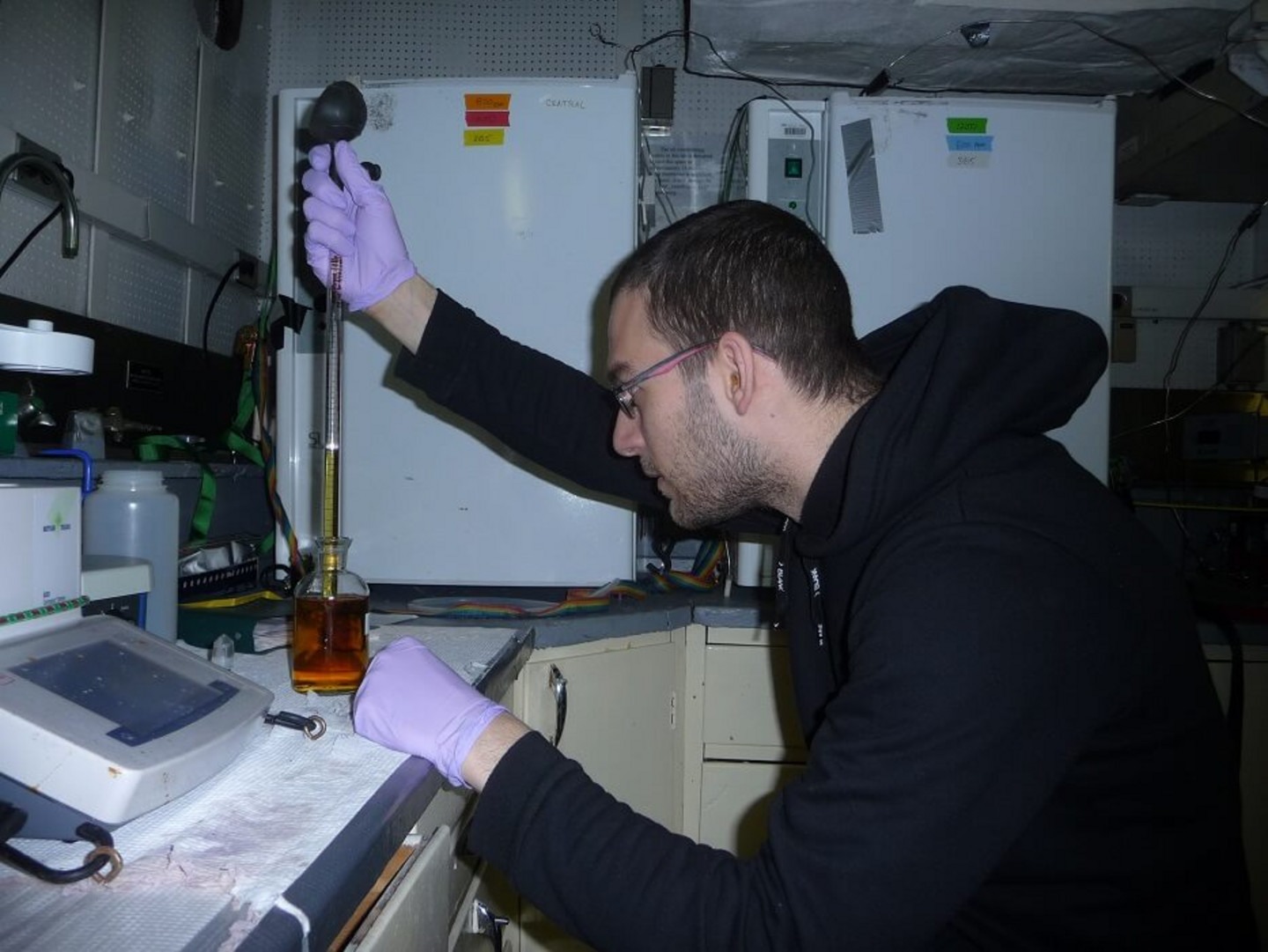 Richard Labrie à bord du RV CCGS Hudson effectuant des expérimentations.