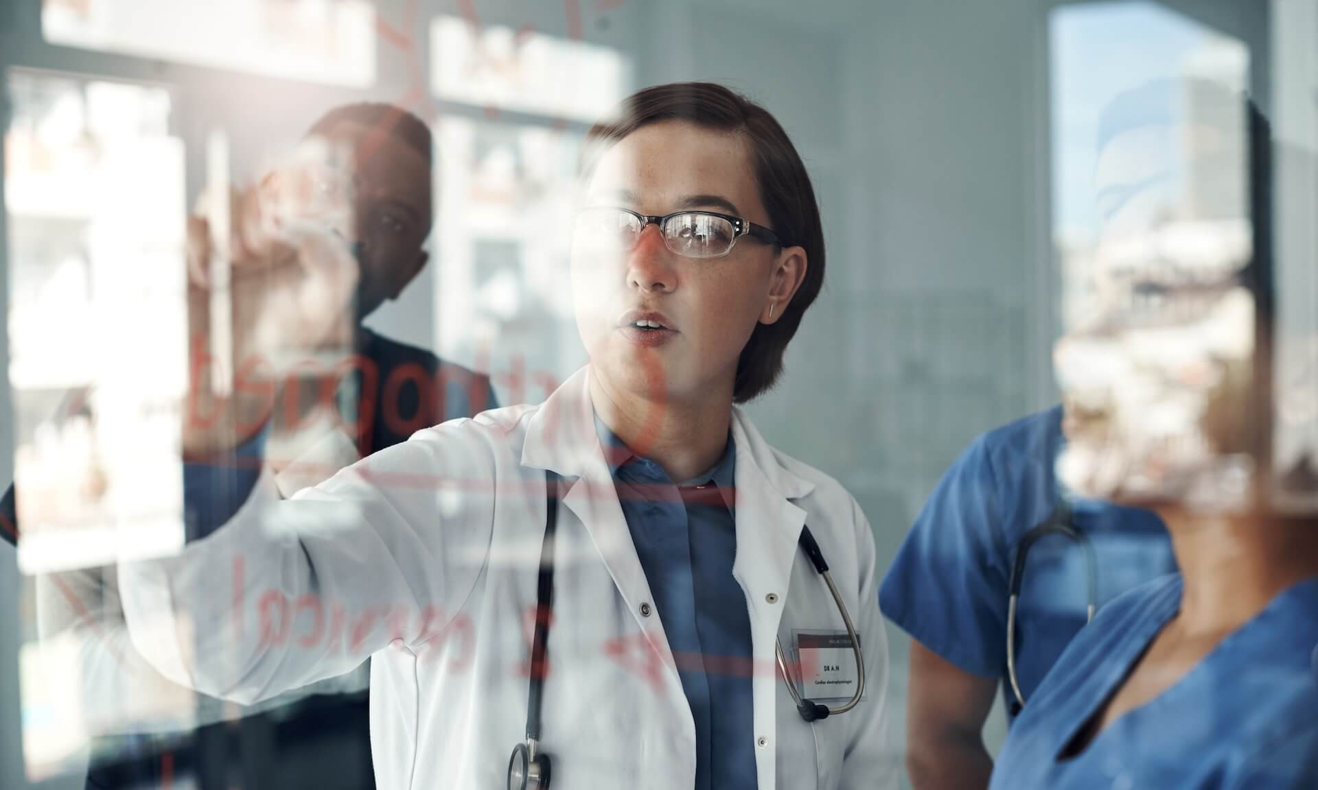 Un groupe de médecins discutant de formules au bureau au travail.
