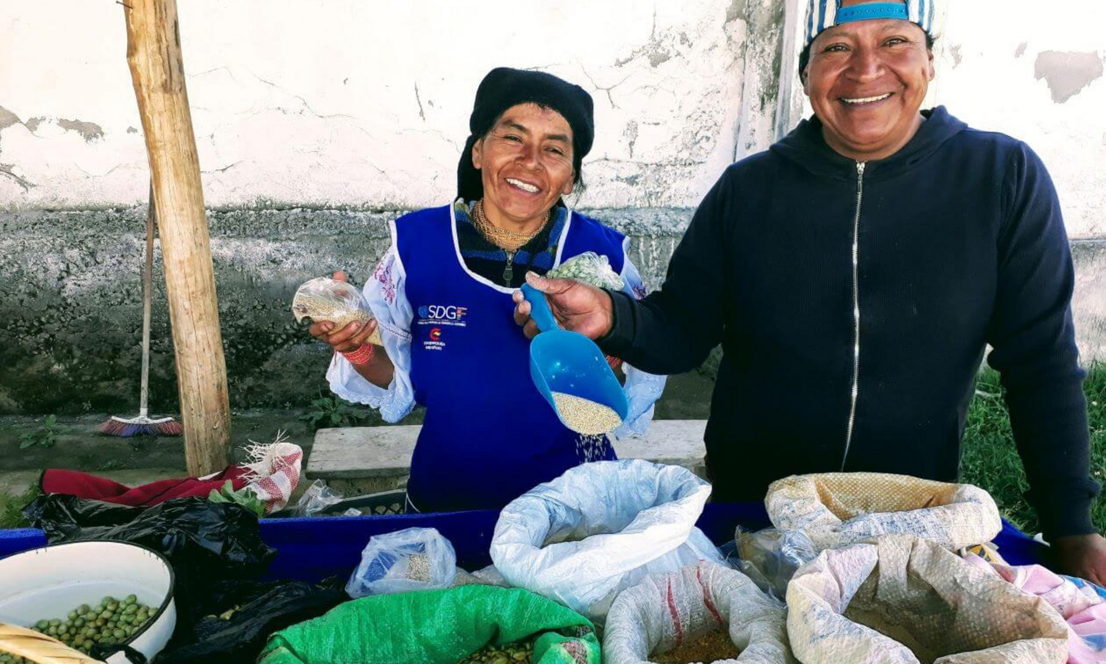 Des agriculteurs vendent leurs céréales et légumineuses andines au marché agroécologique d’Ayllukunapak à Otavalo, en Équateur.