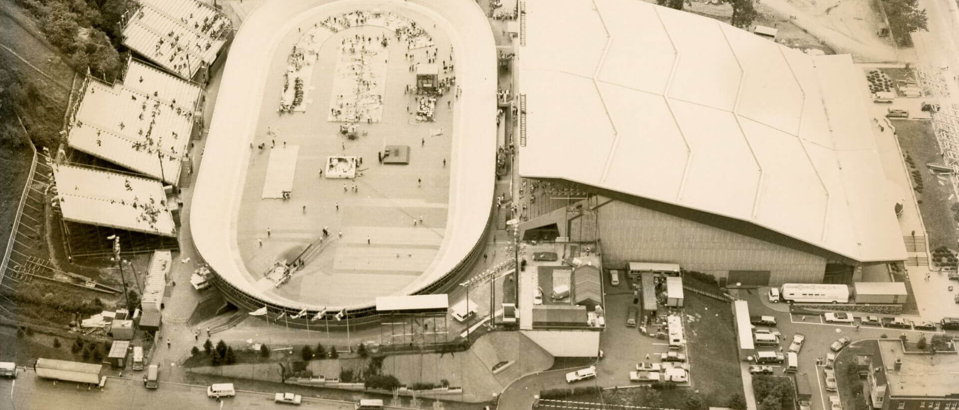 En 1974, l’Université de Montréal aménage un vélodrome extérieur temporaire sur l’actuel terrain de football du CEPSUM. Du 14 au 25 août 1974, Montréal était alors l’hôte des Championnats du monde de cyclisme.