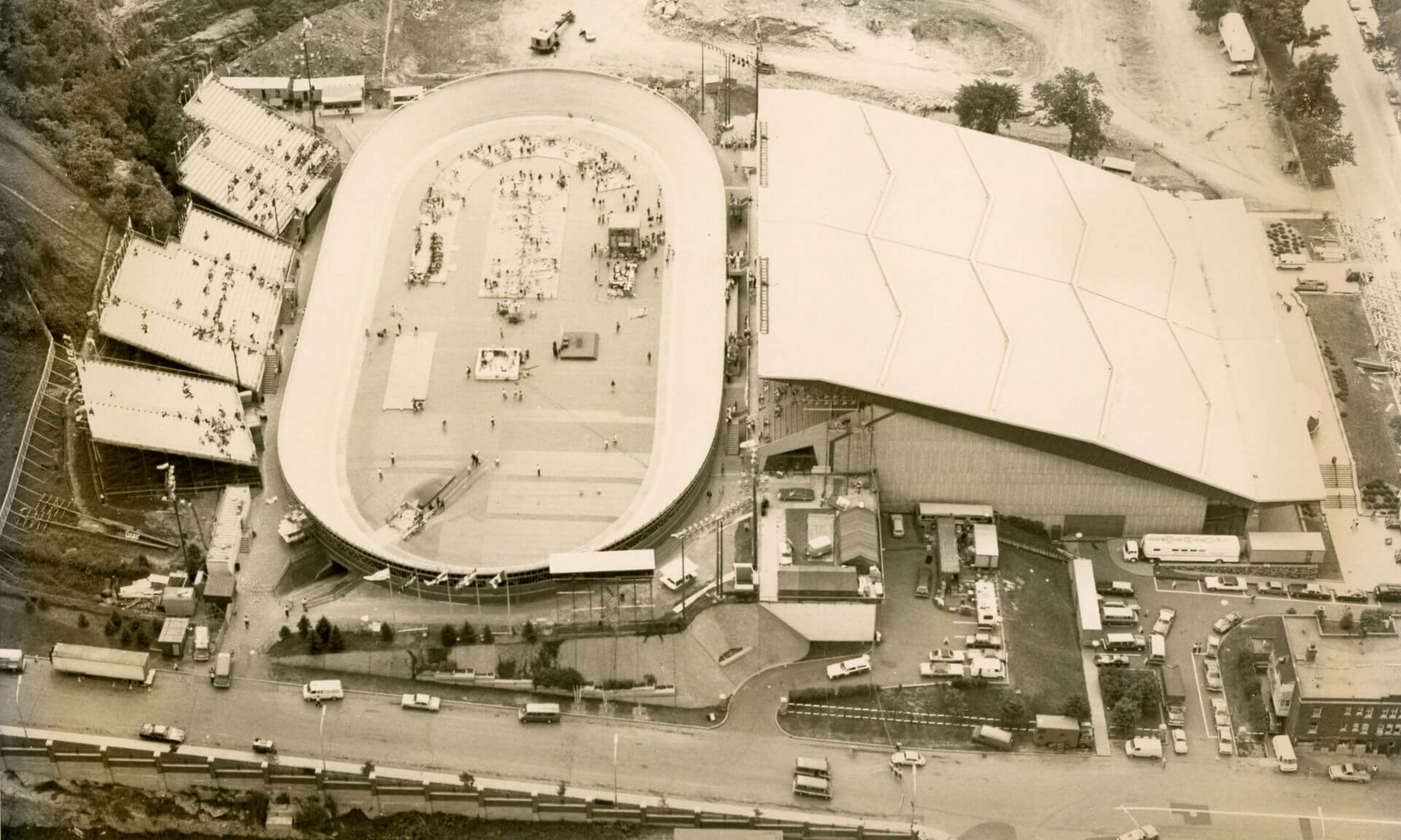 En 1974, l’Université de Montréal aménage un vélodrome extérieur temporaire sur l’actuel terrain de football du CEPSUM. Du 14 au 25 août 1974, Montréal était alors l’hôte des Championnats du monde de cyclisme.