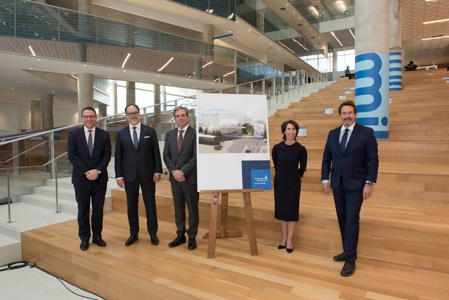 Michael Pecho, vice-recteur aux relations avec les diplômés et à la philanthropie, Daniel Jutras, recteur, Marc M. Tremblay, chef de l’exploitation et des affaires juridiques de Québecor, Sylvie Cordeau, vice-présidente à la philanthropie et aux commandites de Québecor, Pierre Karl Péladeau, président et chef de la direction de Québecor

 