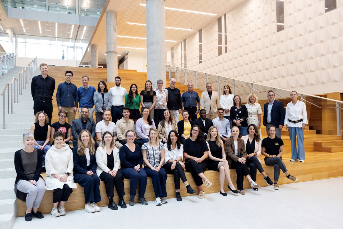 Une quarantaine de nouveaux membres du personnel enseignant sont réunis dans l'Atrium du Campus Mil.