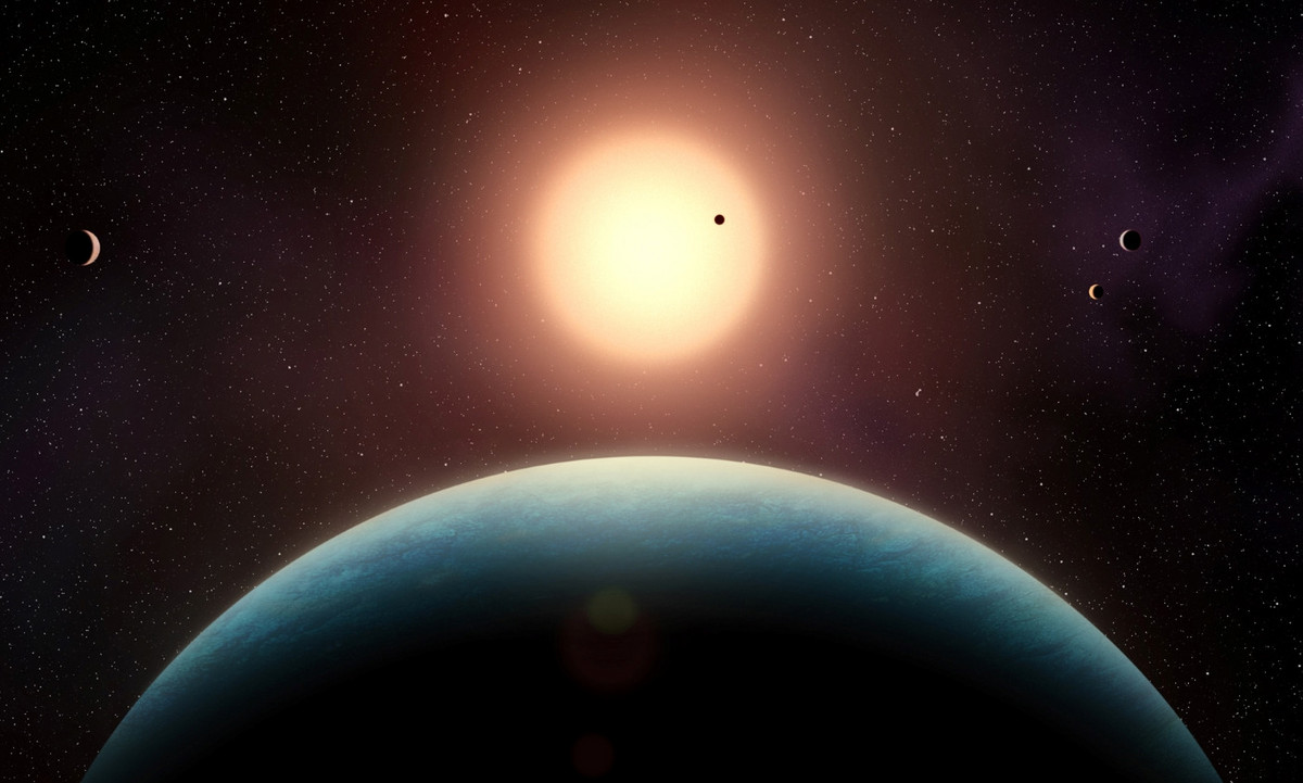 Représentation artistique du système multi-planétaire L 98-59. Cinq petites exoplanètes sont en orbite compacte autour de cette naine rouge, située à 35 années-lumière. En avant-plan, on voit la super-Terre de la zone habitable L 98-59 f, dont l'existence a été confirmée dans cette étude.