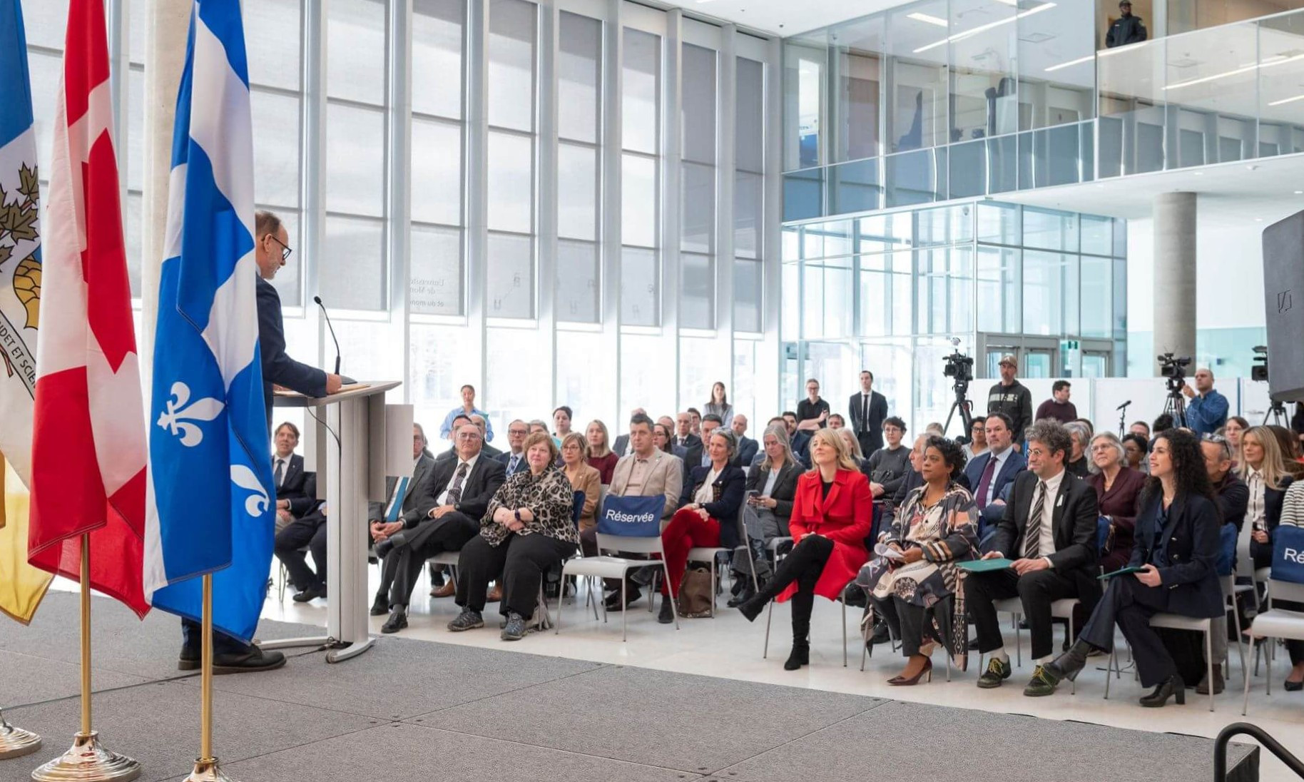 Daniel Jutras, recteur de l'UdeM, souhaite la bienvenue aux dignitaires présents lors de la conférence de presse.