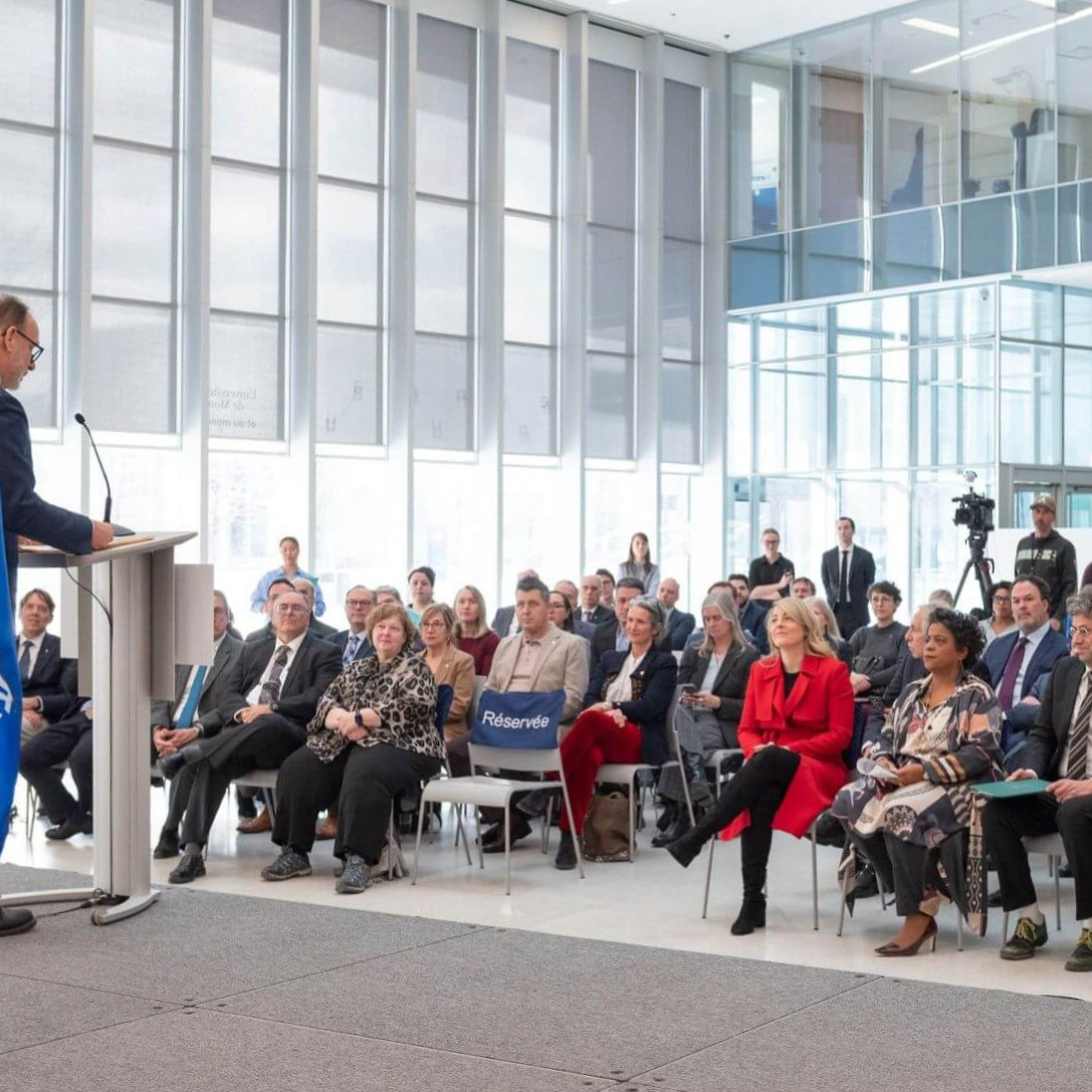 Daniel Jutras, recteur de l'UdeM, souhaite la bienvenue aux dignitaires présents lors de la conférence de presse.