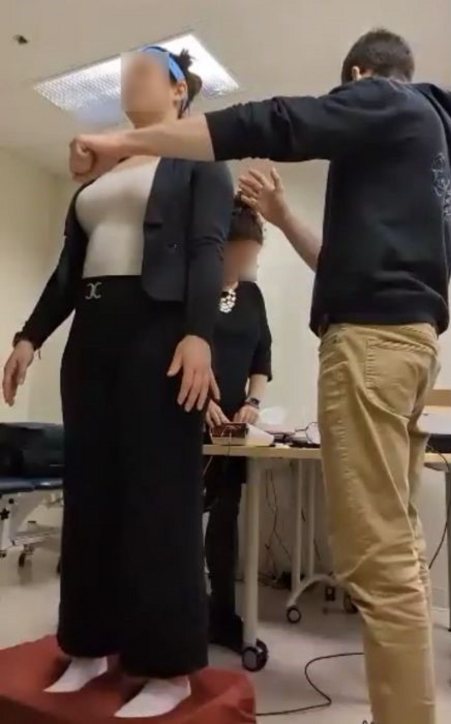 Lorsque les danseuses effectuent des pirouettes, leur système nerveux peut anticiper et compenser les perturbations sensorielles grâce à un mécanisme appelé modulation descendante.