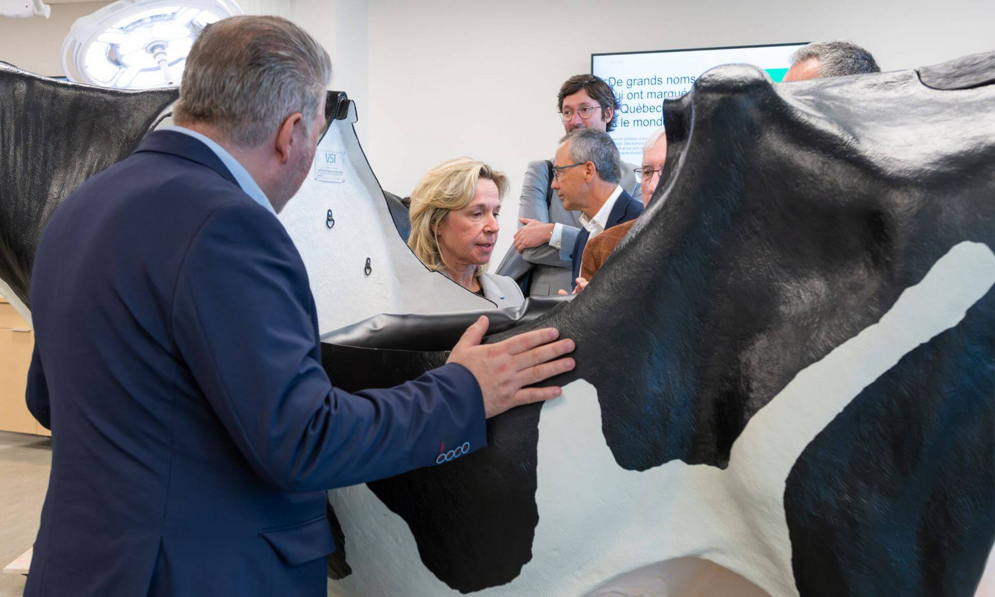 Le pavillon comprend notamment des salles de classe, un centre de simulation et de réalité virtuelle vétérinaire, une salle de chirurgie, une salle de radiologie, des laboratoires, une animalerie et des bureaux.