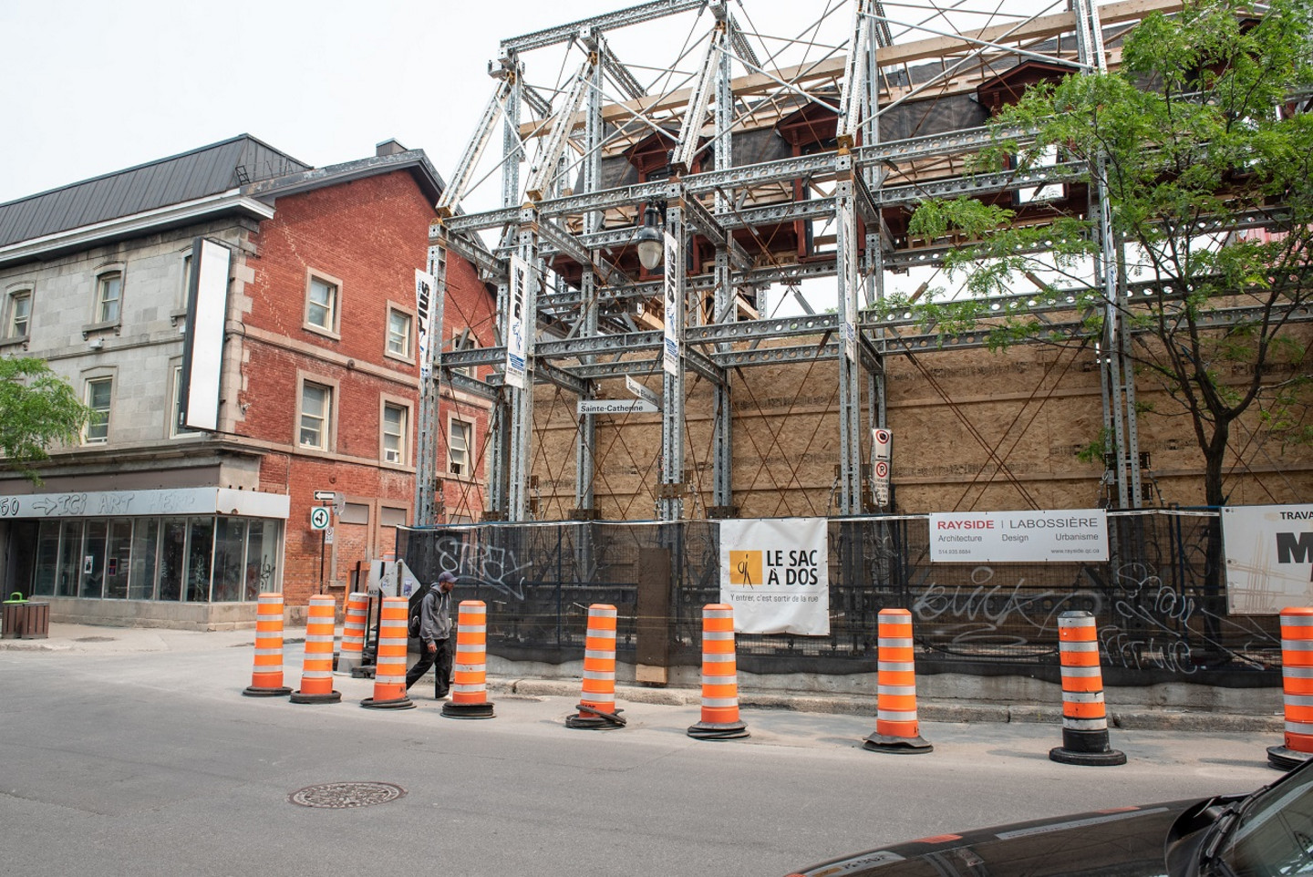 L’organisme le Sac à dos est à l’origine d’un projet de construction, situé à l’angle de la rue Sainte-Élisabeth, qui offrira différents services et des logements sociaux à une clientèle en situation d’itinérance.
