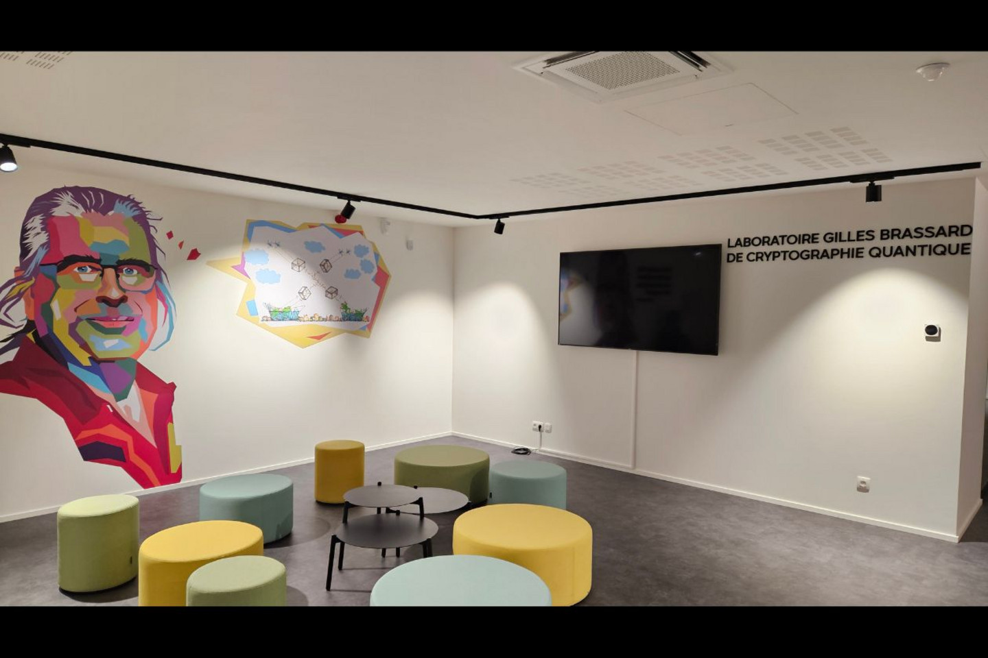 Un portrait pop art de deux mètres et demi de haut de Gilles Brassard recouvre un mur du nouveau laboratoire portant le nom de Brassard à l'Euro Space Centre de Transinne, en Belgique. À côté du portrait, Brassard s'adresse à Niels Bohr, le physicien danois lauréat du prix Nobel qui, dans les années 1920, a été le pionnier de la théorie quantique. Le portrait a été réalisé par le cabinet d'architectes belge LIGNES à partir d'une photo prise par Hatim Kaghat. 