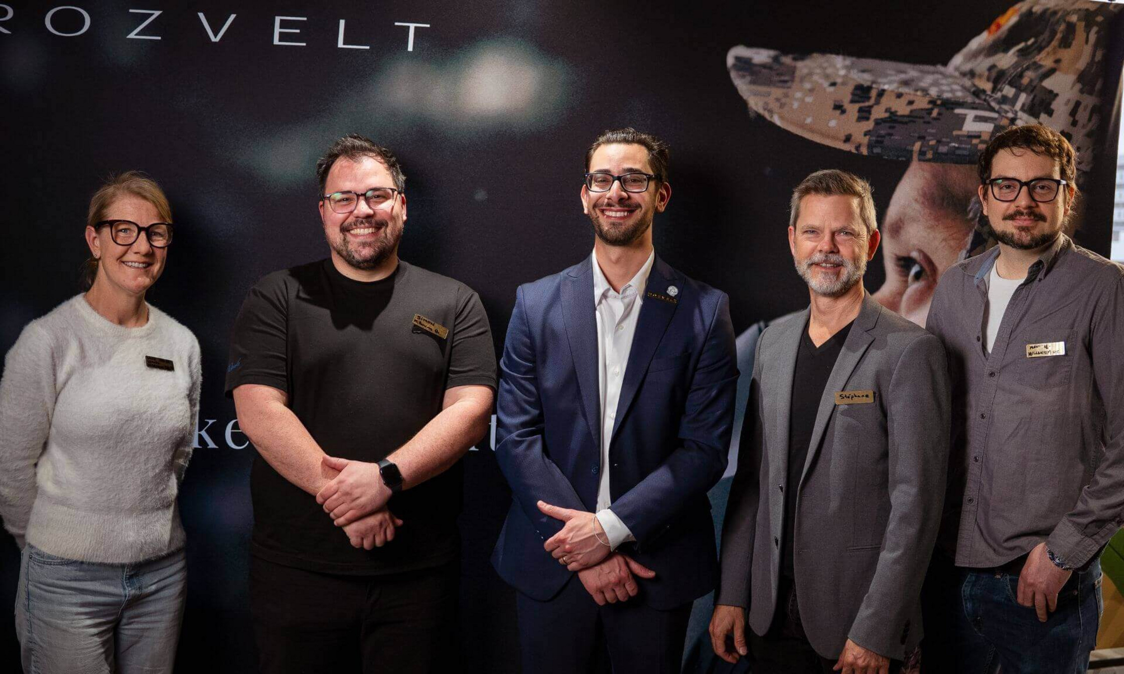 Rozvelt en compagnie de membres de l'équipe Millénium Québecor: Marie-Claude Lemire, Simon Cubillos-Renaud, George Korkejian, Stéphane Gagné et Maxime Belley