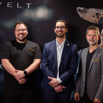 Rozvelt en compagnie de membres de l'équipe Millénium Québecor: Marie-Claude Lemire, Simon Cubillos-Renaud, George Korkejian, Stéphane Gagné et Maxime Belley