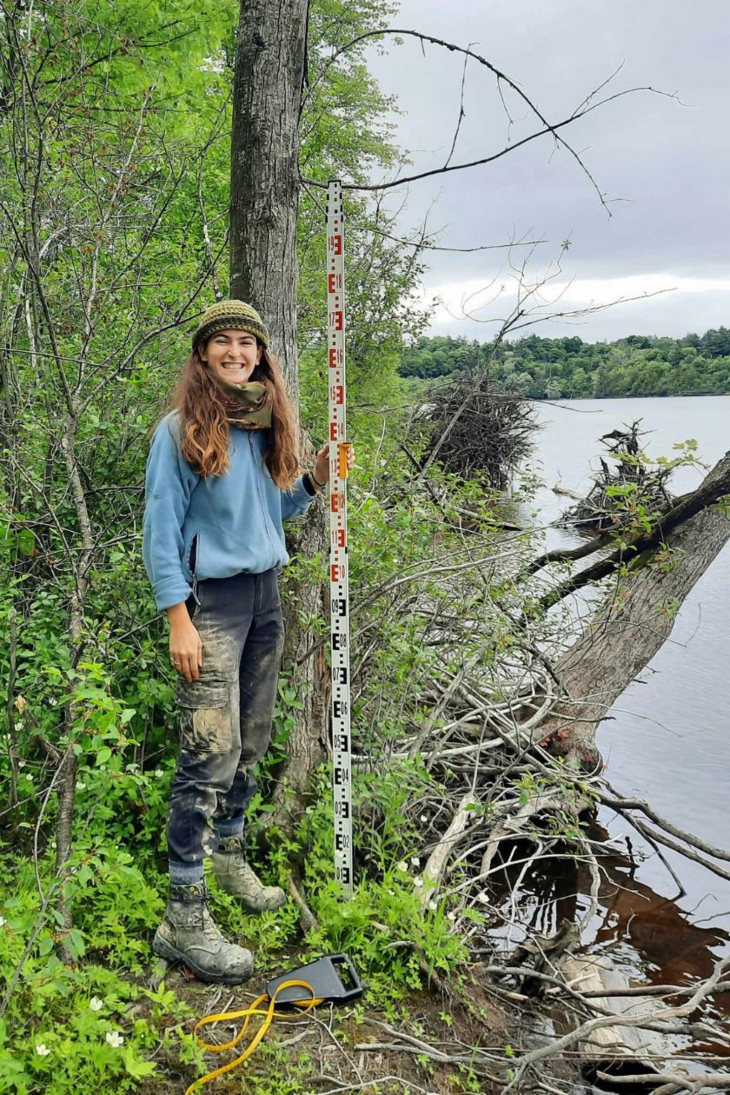 Malgré la pluie et la boue, l'étudiante au baccalauréat en anthropologie Charlotte Vaillancourt garde le sourire!