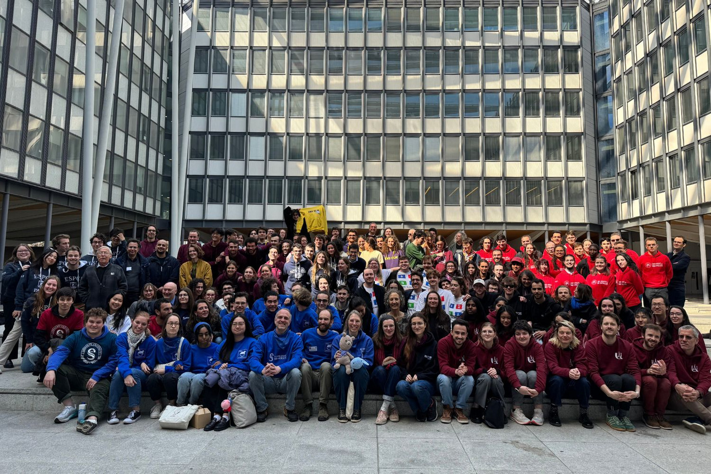 Le tournoi e est une véritable arène intellectuelle où les équipes s'affrontent au cours de «joutes oratoires scientifiques», présentant leurs résultats, défendant leurs stratégies et critiquant de manière constructive les approches adverses.