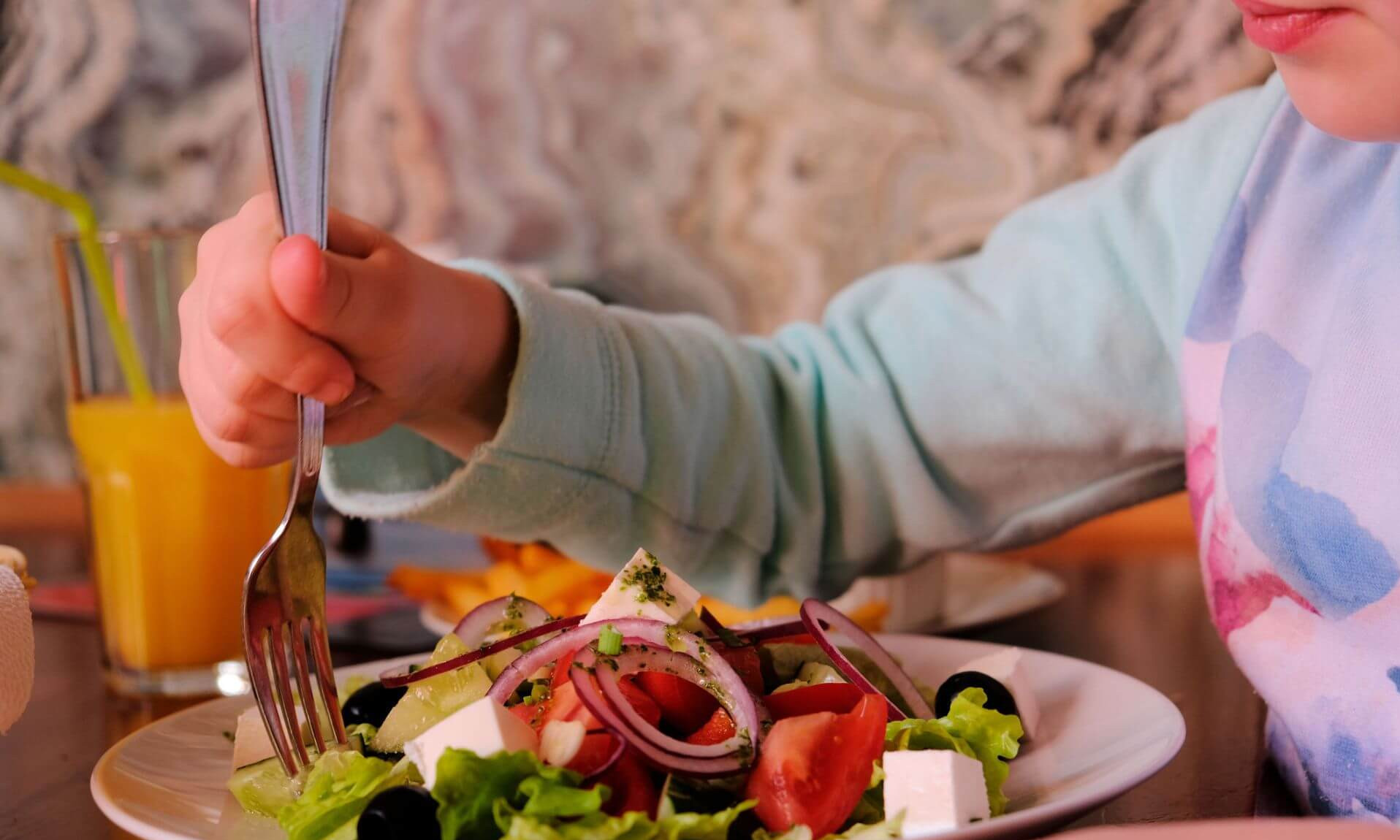 Selon la Dre Breton, une alimentation saine est encore plus cruciale pour les personnes vivant avec une colite ulcéreuse ou la maladie de Crohn.