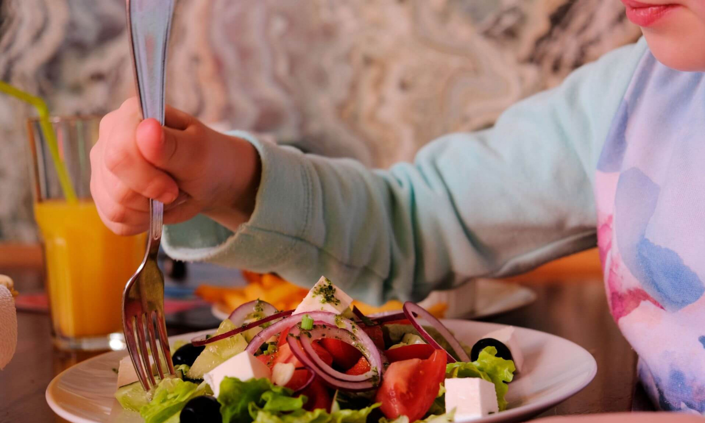 Selon la Dre Breton, une alimentation saine est encore plus cruciale pour les personnes vivant avec une colite ulcéreuse ou la maladie de Crohn.