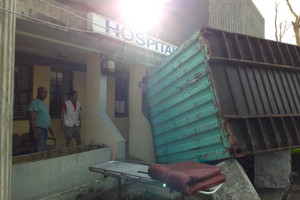 Un conteneur a été emmené par la force des vents (ouragan Maria) et bloque l’entrée de l’Hôpital à Portsmouth (Nord de la Dominique)
