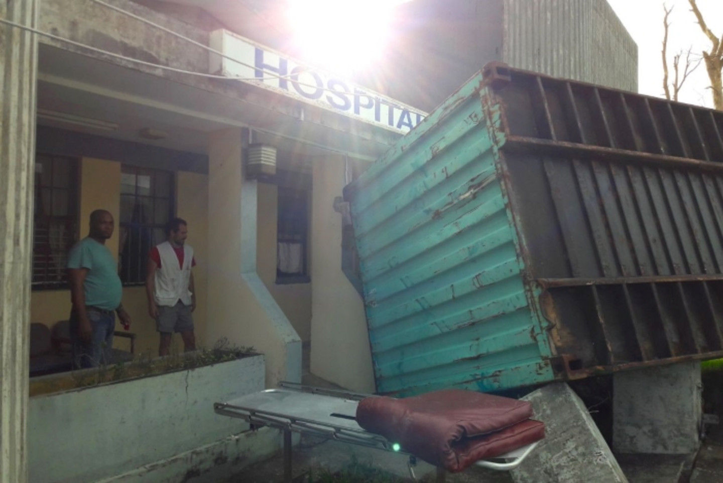Un conteneur a été emmené par la force des vents (ouragan Maria) et bloque l’entrée de l’Hôpital à Portsmouth (Nord de la Dominique)