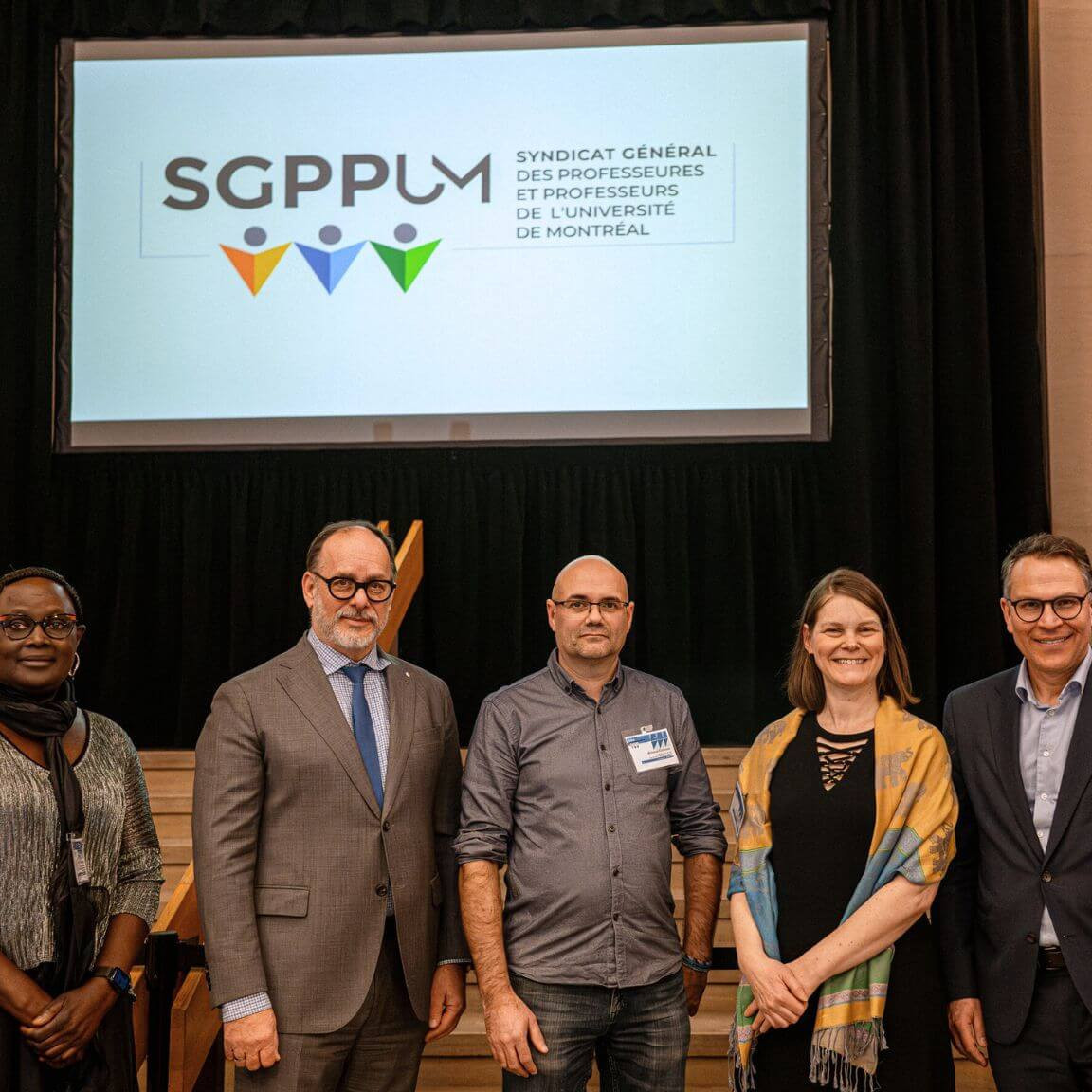 Fasal Kanoute, en compagnie du recteur Daniel Jutras, du président et de la vice-présidente du SGPPUM Arnaud Duhoux et Chantal Gagnon, et de Michael Pecho, vice-recteur à la philanthropie et à l’engagement des diplômés.