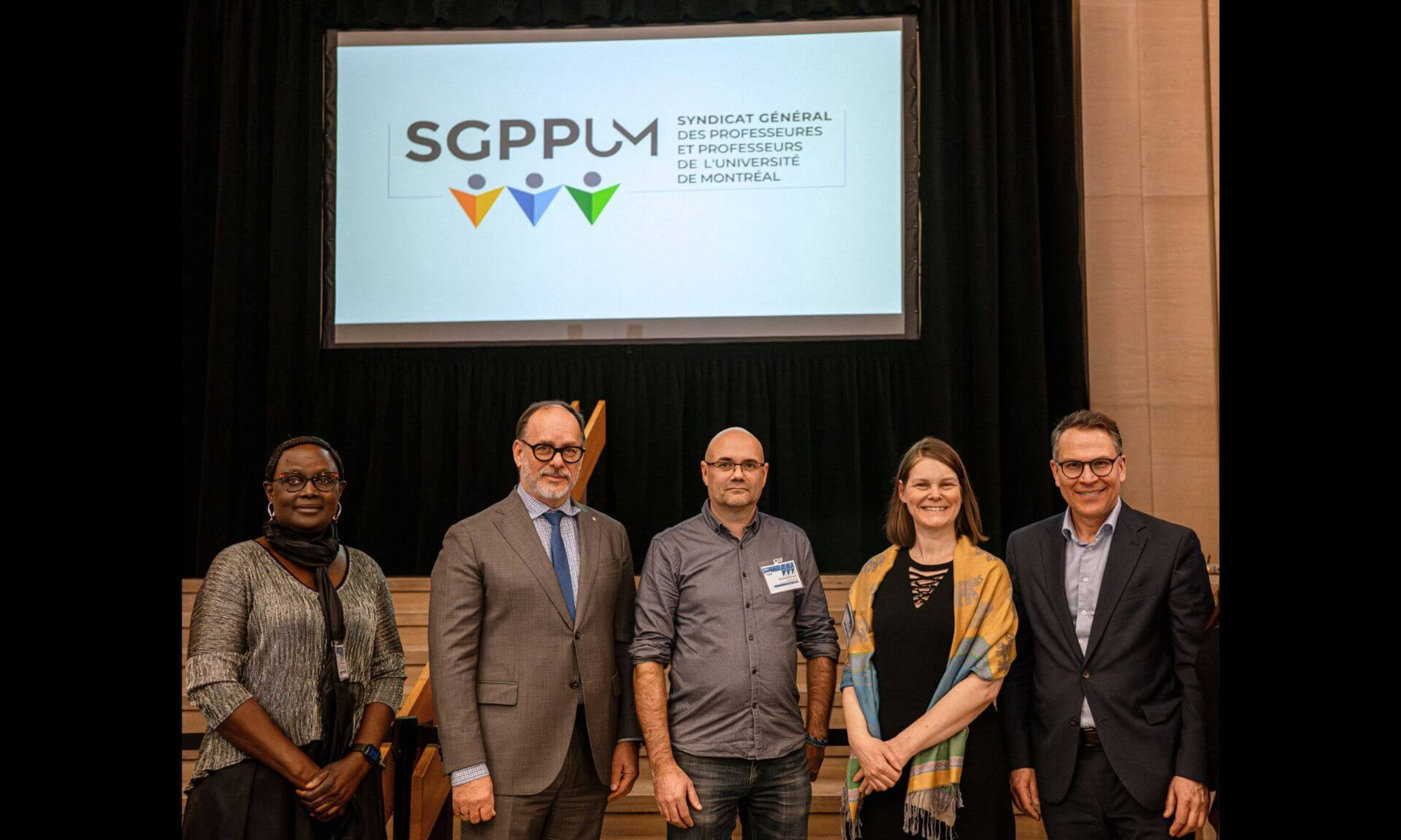 Fasal Kanoute, en compagnie du recteur Daniel Jutras, du président et de la vice-présidente du SGPPUM Arnaud Duhoux et Chantal Gagnon, et de Michael Pecho, vice-recteur à la philanthropie et à l’engagement des diplômés.