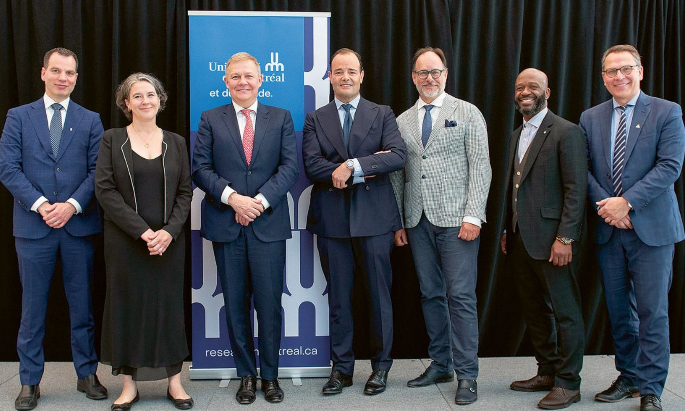 Luc Ouellet, directeur général et chef des services aux grandes entreprises et services bancaires d’investissement à la Banque Scotia (Québec); Isabelle Martin, professeure agrégée à l’École de relations industrielles de l’UdeM et directrice de l’Institut Michael D. Penner; Scott Thomson, président et chef de la direction de la Banque Scotia; Michael D. Penner, président de Partners Group Canada et associé administrateur de Partners Group; Daniel Jutras, recteur de l’Université de Montréal; Frantz Saintellemy, chancelier de l’Université; et Michael Pecho,vice-recteur aux relations avec les diplômés et à la philanthropie de l’UdeM