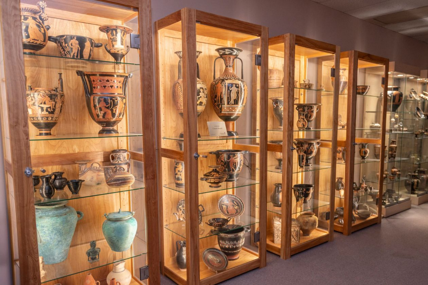 Le Centre d'études classiques de l’Université de Montréal possède plus d’une centaine de sculptures, mosaïques et vases grecs et romains.