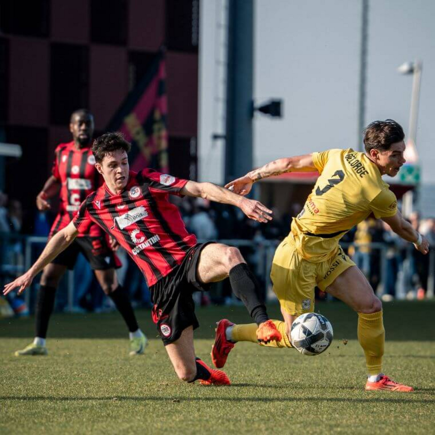 Depuis 2025, Paul Mortas joue comme professionnel pour le club Rodange 91, en Ligue 1 luxembourgeoise (jersey rouge et noir).