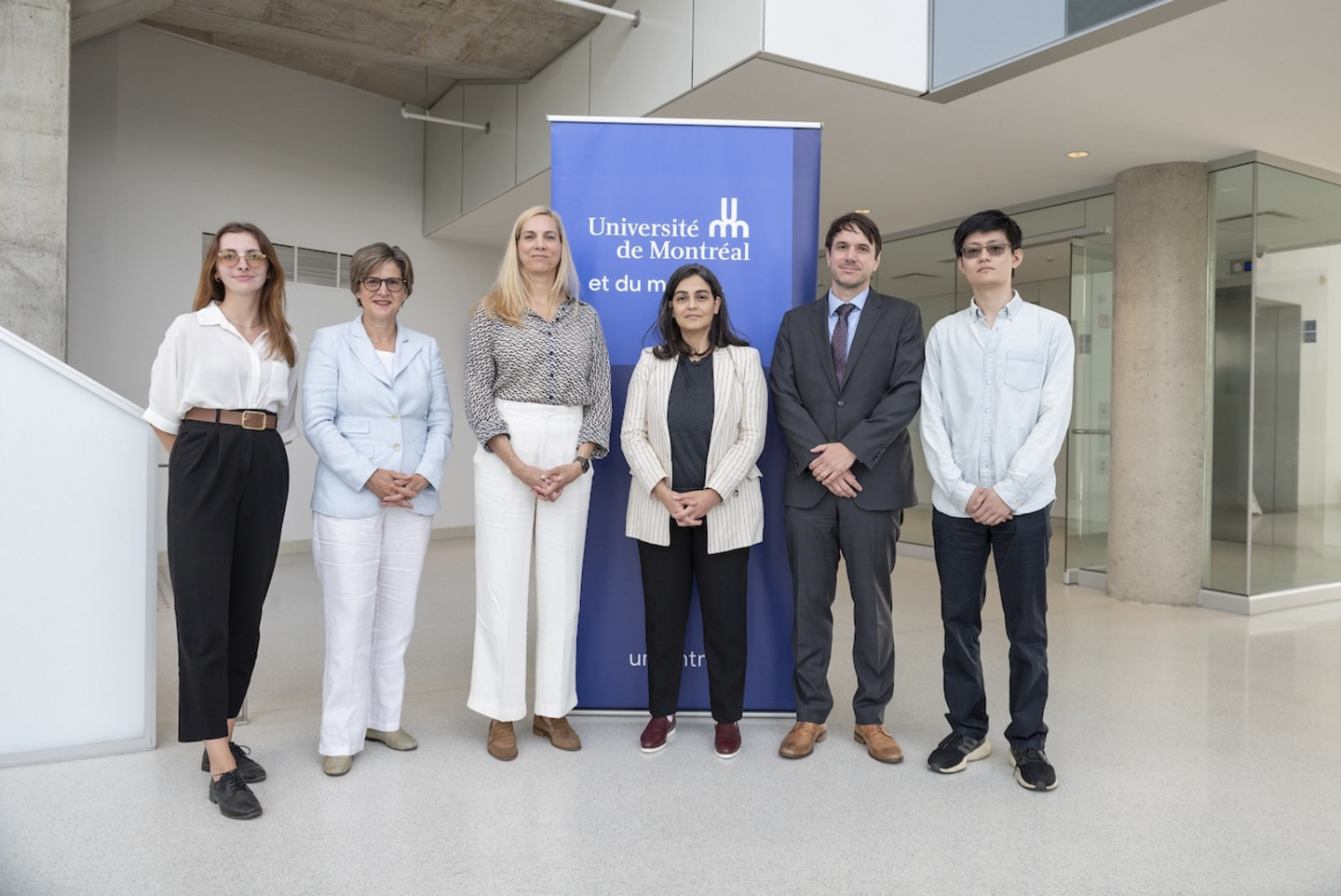 De gauche à droite: Camille Thibault, étudiante à la maîtrise en science politique à l'UdeM et membre de Mila, Marie-Josée Hébert, Pascale St-Onge, Reihaneh Rabbany, Jean-François Godbout, Zachary Yang, étudiant au doctorat en informatique à McGill et membre de Mila