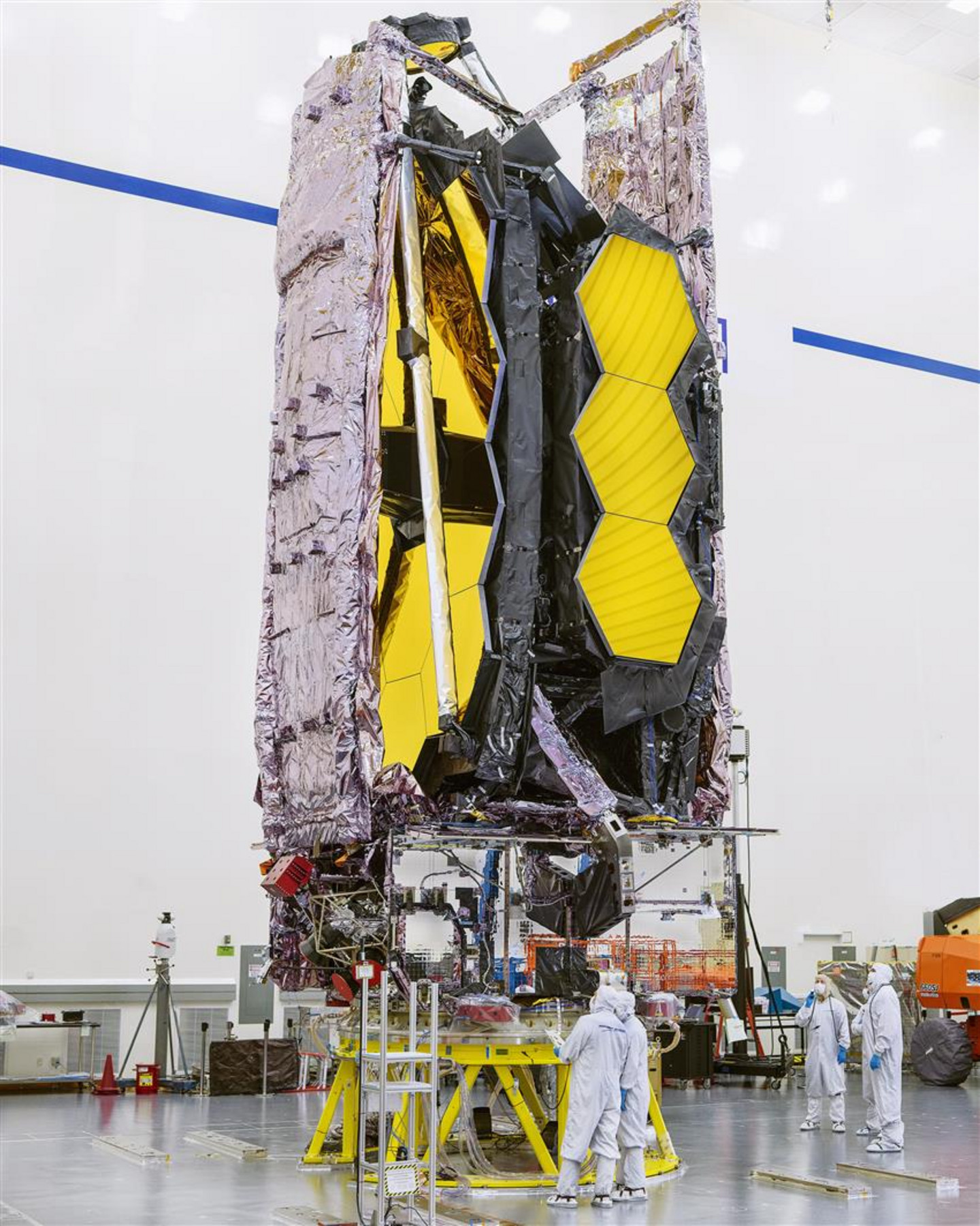 Le télescope spatial James-Webb tel qu'il sera inséré dans la capsule de la fusée Ariane 5. Une fois libéré dans l'espace, il se déploiera.  