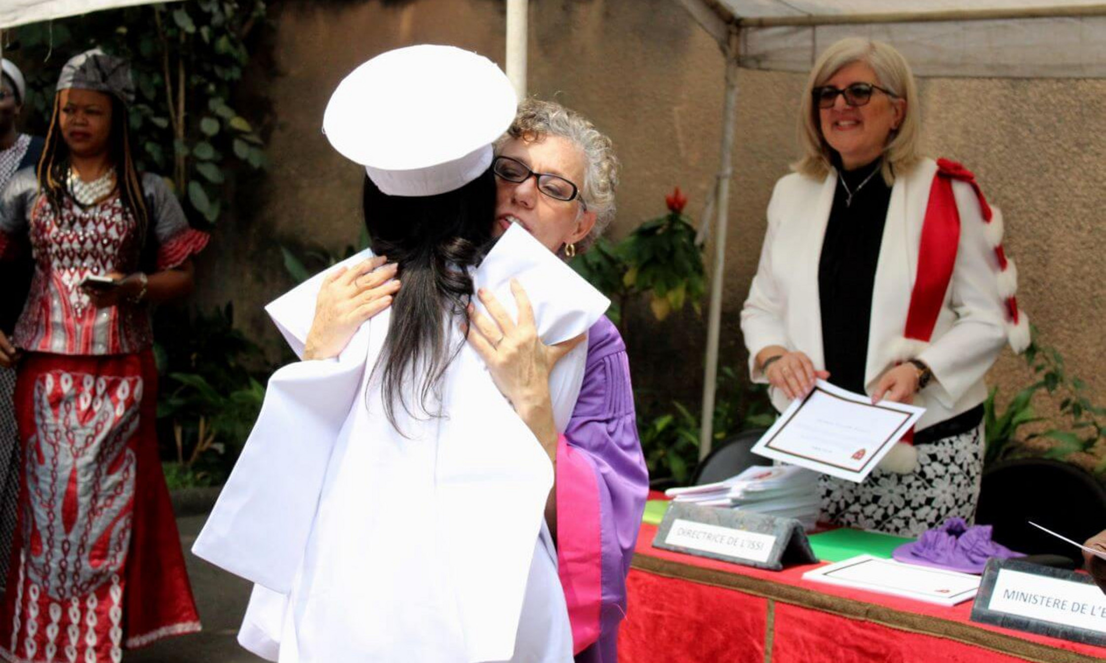 Retenue parmi 11 projets, l'initiative du réseau Hygeia consiste en un échange d’étudiants et d’étudiantes et de scientifiques en début de carrière qui mènent des travaux de recherche au Canada et dans les pays d’Afrique de l’Ouest. Sur l'image, Marie Hatem (en arrière-plan, à droite) à la collation des grades tenue en août 2018, lors de la première promotion de la réforme de formation des infirmières instaurée en République démocratique du Congo.