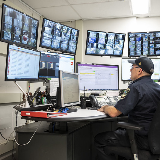 Un répartiteur répond a un appel dans le Centre opérationel de la Sûreté de l'UdeM