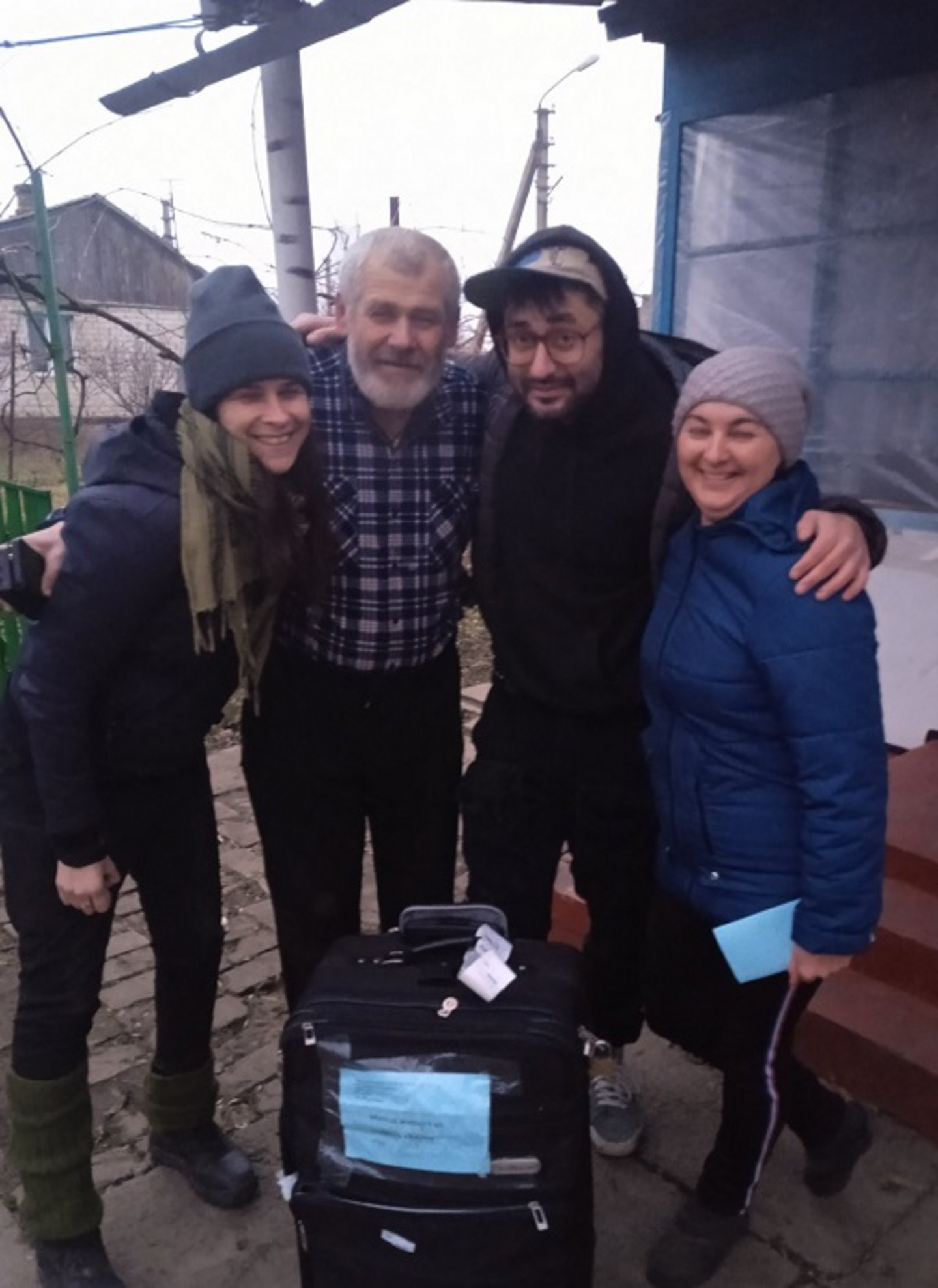 Gabrielle Joni Verreault, Ivan Karaman, Viktor Andreevich et Tetiana Vasylivna lors de la livraison de médicaments au village de Borozens'ke, dans la région de Kherson.