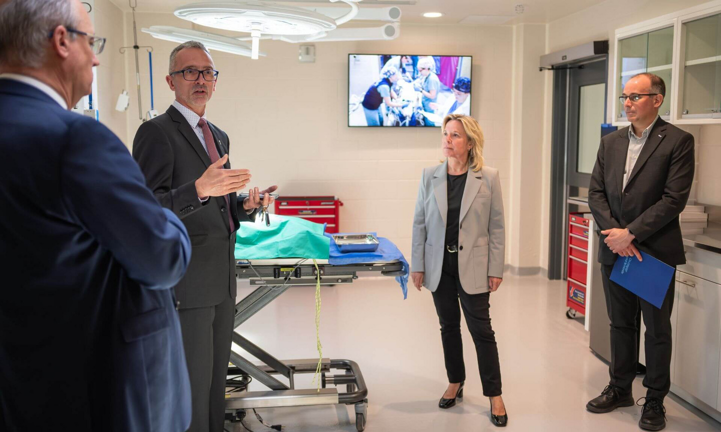 Le pavillon comprend notamment des salles de classe, un centre de simulation et de réalité virtuelle vétérinaire, une salle de chirurgie, une salle de radiologie, des laboratoires, une animalerie et des bureaux.