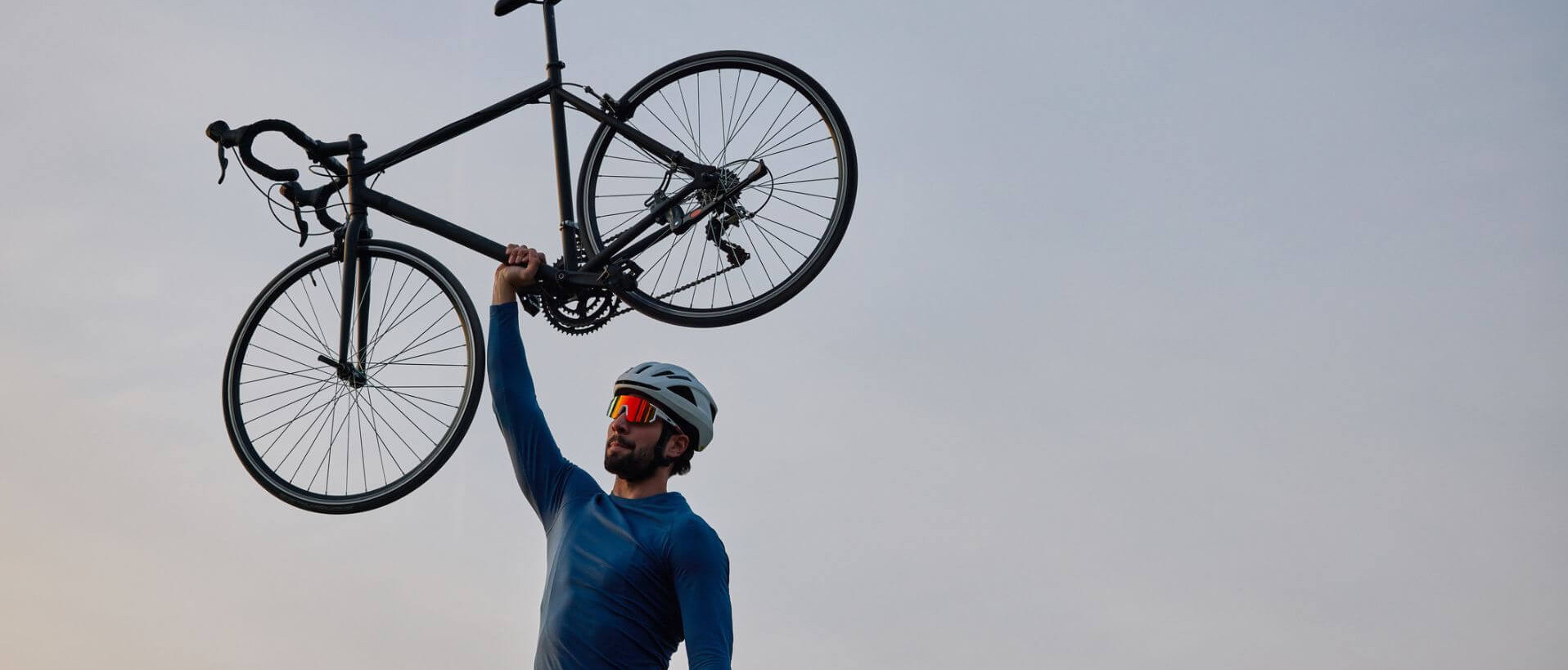 Un cycliste actif parcourt environ 10 000 kilomètres par année, tandis qu’un athlète de haut niveau en accumule de 25 000 à 35 000.