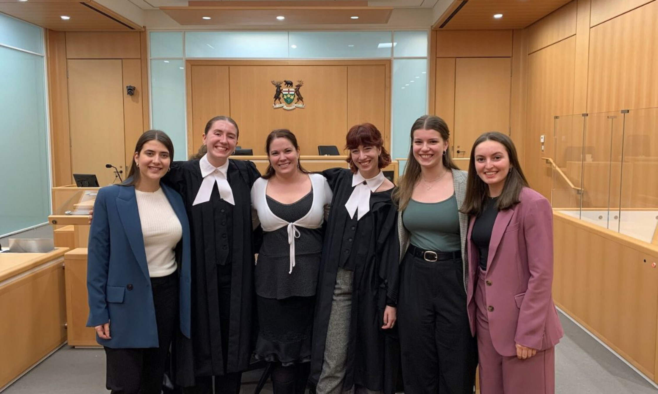 De gauche à droite: Andreea Popa, Charlotte Lapointe, Me Maude Pagé-Arpin, Sarah Turner, Marie de Guise et Laurie Richard-Leduc.