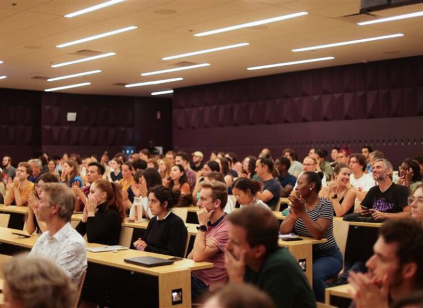 La discussion s’est déroulée devant une salle comble.