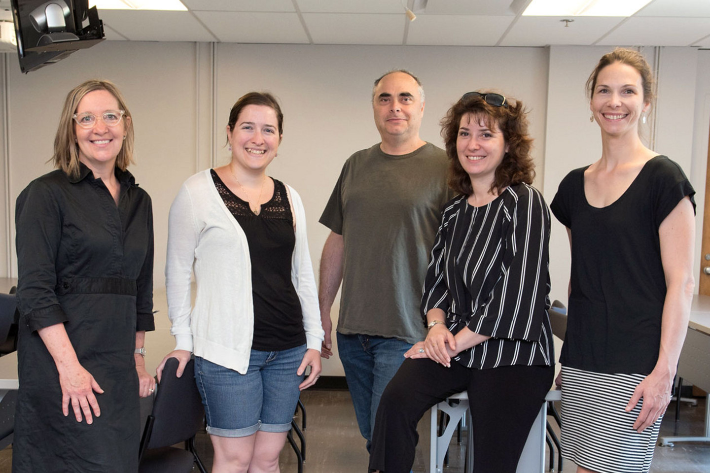 Lisa Dillon (à gauche), accompagnée de quelques-uns des étudiants qui prennent part au projet Le peuple canadien – The Canadian Peoples : Lucie Bigras (maîtrise en démographie), Lucien Lemieux, (maîtrise en démographie), Marilyn Amorevieta-Gentil (coordonnatrice du PRDH) et Marie-Ève Harton, post-doctorante de l’Université de Saint-Boniface en cosupervision avec l’Université Concordia. N’apparaissent pas sur l’image : la doctorante Roxana Arana en démographie de l’UdeM, Marielle Côté-Gendreau de l’Université McGill, ainsi que Cathie-Anne Dupuis et Jessica Gagnon-Senat, toutes deux à la maîtrise en démographie de l’UdeM.