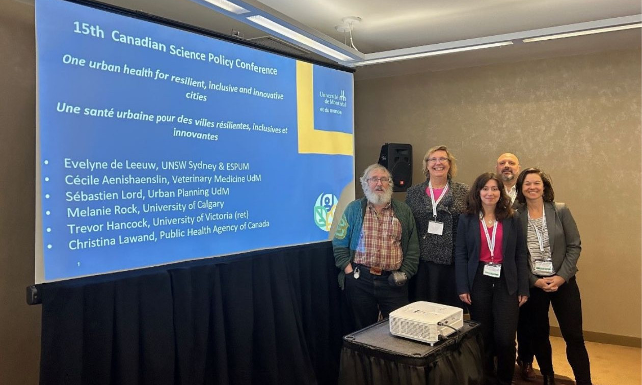 De gauche à droite: Trevor Hancock, professeur et chercheur à l’École de santé publique et de politique social de l’Université de Victoria; Evelyne De Leeuw, professeure au département de médecine social et préventive de l'ESPUM; Christina Lawand Directrice, Stratégies de communication pour l’administratrice en chef de l’Agence de santé publique du Canada (ACSP); Sébastien Lord, professeur à l’École d’urbanisme et d’architecture de paysage de la Faculté de l’aménagement de l’UdeM; Cécile Aenishaenslin, professeure au département de pathologie et microbiologie de la Faculté de médecine vétérinaire de l’UdeM.